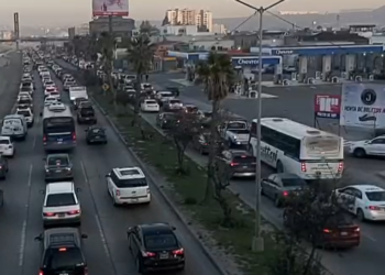 Socavón en la Vía Rápida oriente provoca tráfico vial en Tijuana