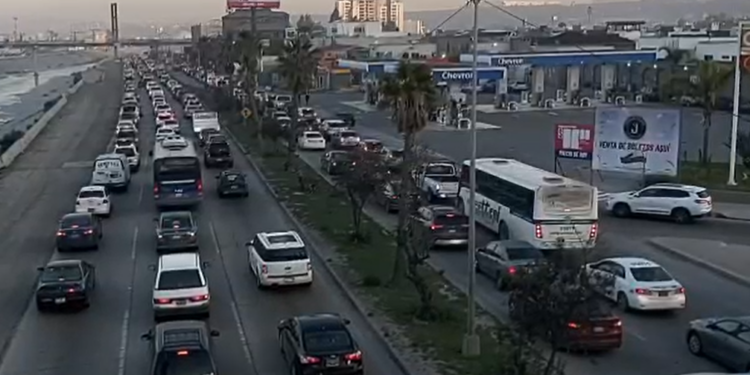 Socavón en la Vía Rápida oriente provoca tráfico vial en Tijuana