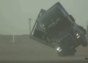 Tormenta de polvo en Texas provoca accidentes y volcaduras mortales