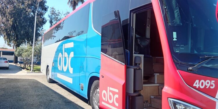 Habilitan transporte para pasajeros afectados por bloqueo en el Aeropuerto de Tijuana