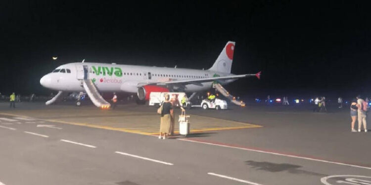 Evacuaron vuelo de Viva en Puerto Escondido por fuego en motor