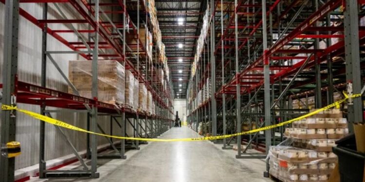 Recortes del gobierno de Trump afectan programas de alimentos escolares y bancos de alimentos