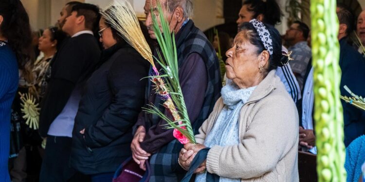 Católicos celebran Domingo de Ramos en Tijuana
