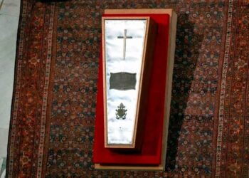 Cierran el ataúd del papa Francisco, Roma se prepara para el funeral