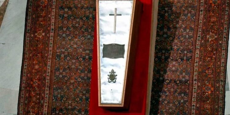 Cierran el ataúd del papa Francisco, Roma se prepara para el funeral