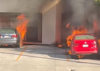 Incendian tres vehículos frente a despacho de abogados en Tijuana.