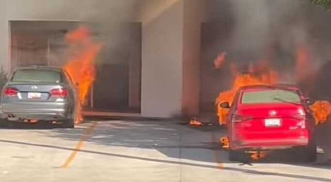 Incendian tres vehículos frente a despacho de abogados en Tijuana.