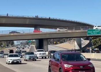 Cierre en Freeway 5 Norte por hombre que se intenta hacer daño en un puente