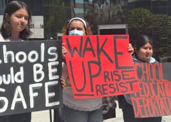 Estudiantes de UCSD protestan en contra de la revocación de visas de sus compañeros