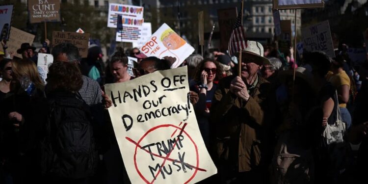 Protestas “Hands Off!” movilizaron a casi 600 mil personas en más de 1,400 ciudades de Estados Unidos.