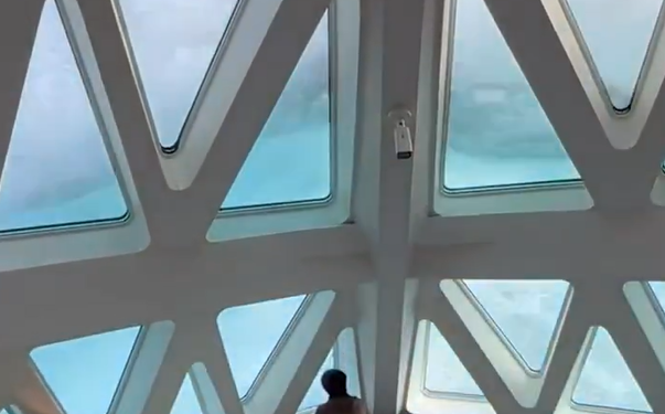 Ola gigante golpea crucero y deja pasajeros heridos