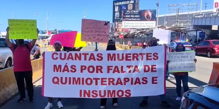 Pacientes con cáncer bloquean garita de San Ysidro para exigir medicamentos