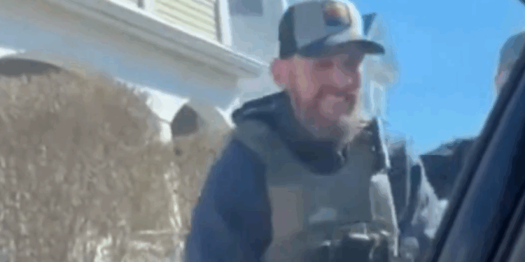 ICE rompe ventana y detiene a inmigrante guatemalteco en Massachusetts