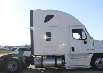 Agentes fronterizos de San Diego descubren tráiler que transportaba metanfetamina líquida