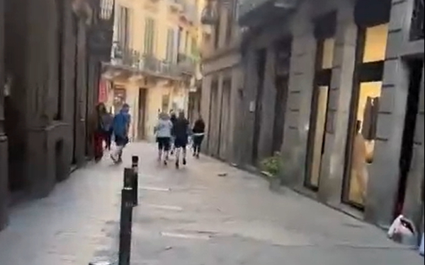 Capturan a hombre que perseguía personas con machete en Barcelona