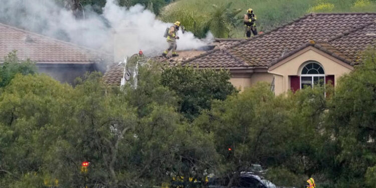 Avioneta se estrella en vecindario de Simi Valley