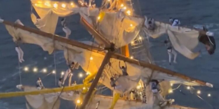 La SEMAR confirmó dos muertos y 22 lesionados tras choque del buque Cuauhtémoc con puente de NY