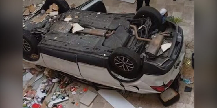 Mujer de 61 años cae con su auto desde tercer piso en centro comercial de CDMX