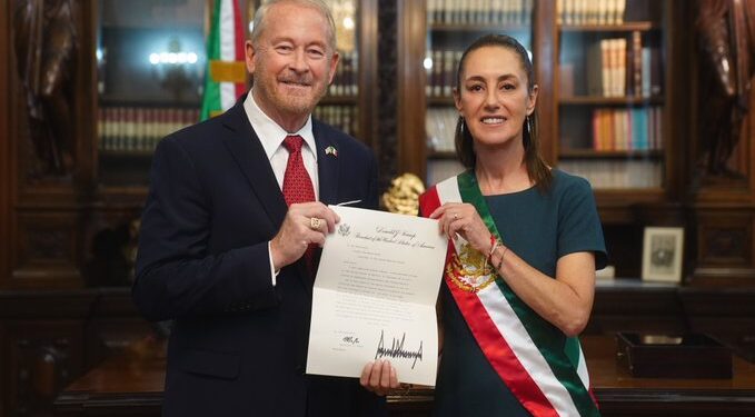 Sheinbaum recibe credenciales del nuevo embajador de EUA en México