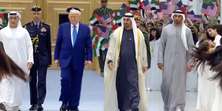 Trump visita Abu Dabi y es recibido con danza del cabello en la Gran Mezquita