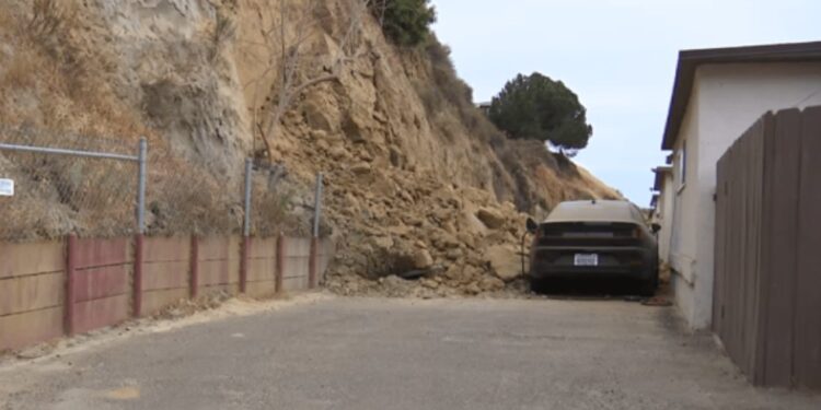 Evacuaron cinco viviendas tras derrumbe en ladera de Old Town, San Diego