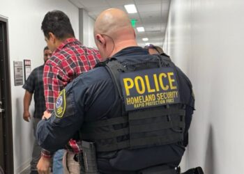 Denuncian arrestos sin orden judicial a migrantes tras audiencias en corte de inmigración en San Diego