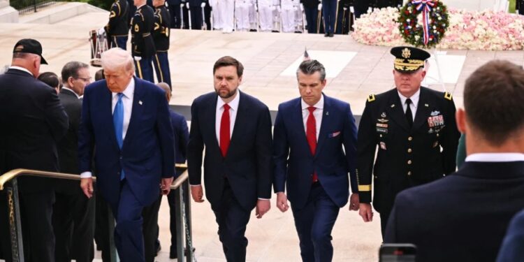 Trump honra Memorial Day en Arlington, pero desata polémica por mensaje en redes