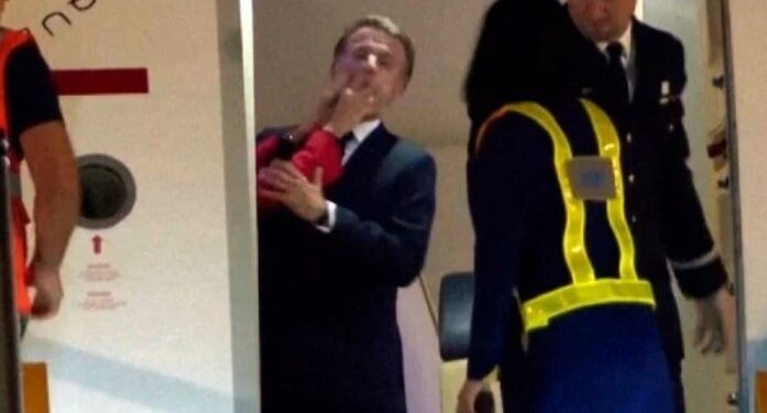 Brigitte sorprende con manotazo a Emmanuel Macron en video viral