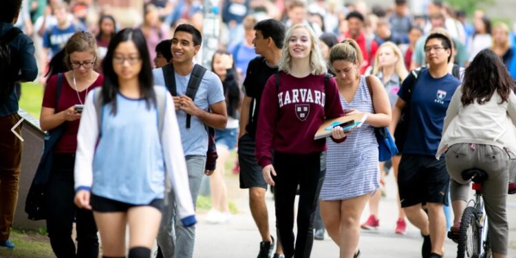 Jueza federal frena veto de Trump a Harvard por matrícula de estudiantes internacionales