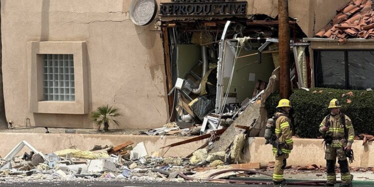 Explosión en clínica de fertilidad en Palm Springs deja un muerto