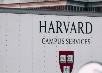 Departamento de Educación amenaza con cortar fondos a Harvard por rechazar exigencias federales