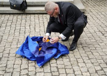 Candidato presidencial polaco quema bandera de la Unión Europea