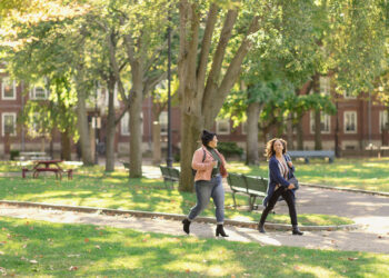 Trump revoca a Harvard programa para estudiantes extranjeros y da 72 horas para entregar pruebas de protestas