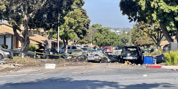 Avioneta se desploma en zona residencial de Murphy Canyon, reportan varios muertos