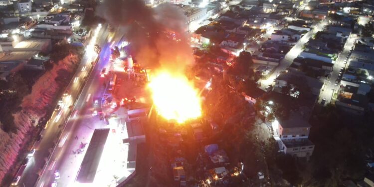 Incendio consume viviendas en zona irregular cerca de El Soler