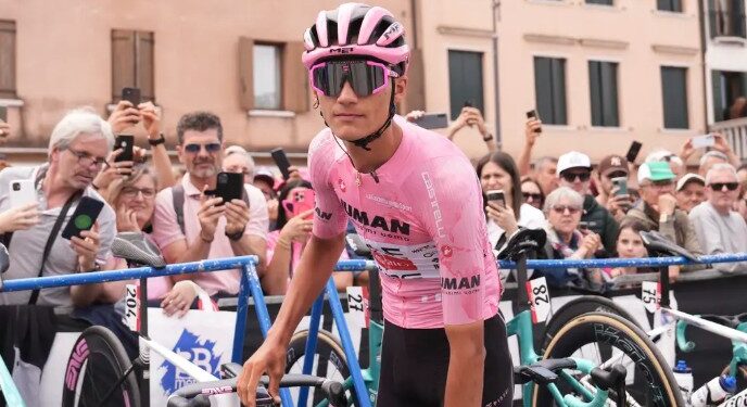 Isaac del Toro consolida liderato en el Giro pese a accidente en etapa 14