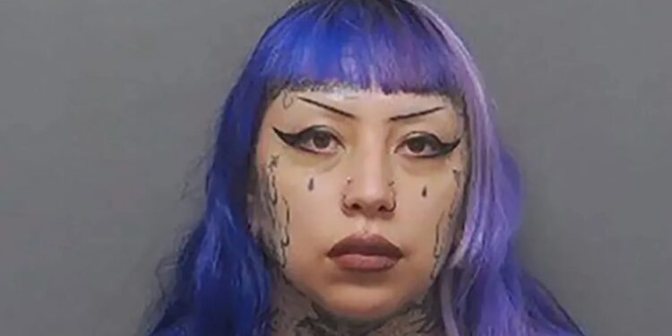Madre en Texas es acusada de complicidad en presunto plan terrorista de su hijo de 13 años