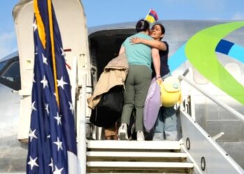 Primer vuelo de “autodeportación” llega a Honduras con apoyo de Estados Unidos