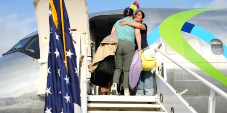 Primer vuelo de “autodeportación” llega a Honduras con apoyo de Estados Unidos