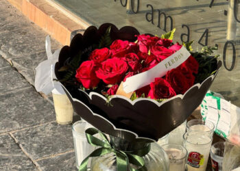 Arreglo floral con mensaje de “perdón” aparece en estética de Valeria Márquez