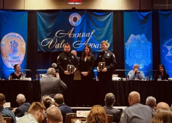 Premian a exoficial de Kansas por tiroteo fatal pese a demanda por uso excesivo de fuerza