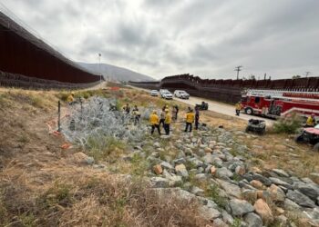 Rescatan a tres personas atrapadas en tubo cerca de la frontera en Otay Mesa