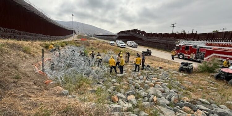 Rescatan a tres personas atrapadas en tubo cerca de la frontera en Otay Mesa