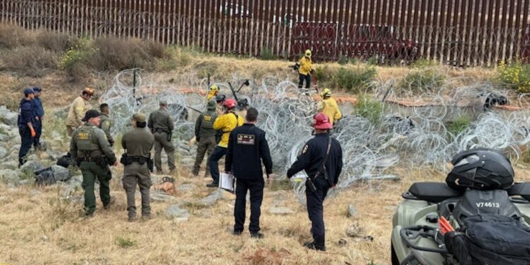 Rescatan a tres personas atrapadas en tubo cerca de la frontera en Otay Mesa