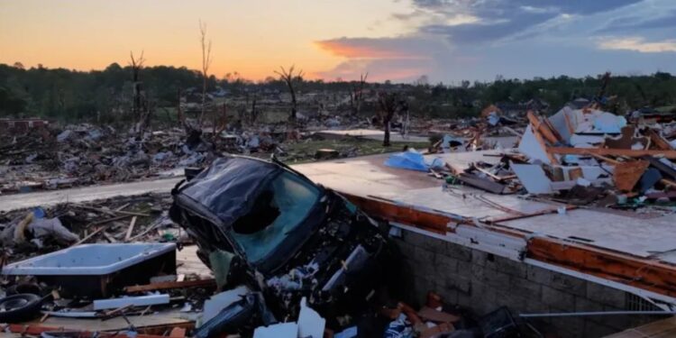 Tormentas y tornados dejaron al menos 21 muertos y devastación en el centro de Estados Unidos