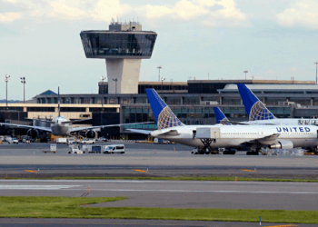 Apagón de radar en aeropuerto de Newark expone fallas en sistema aéreo de EUA
