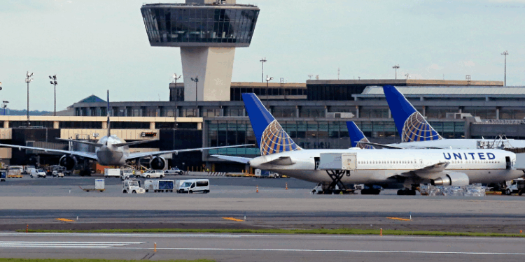 Apagón de radar en aeropuerto de Newark expone fallas en sistema aéreo de EUA
