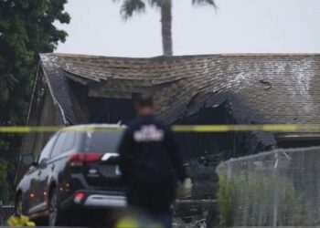 Avioneta cae en zona residencial de Murphy Canyon en San Diego
