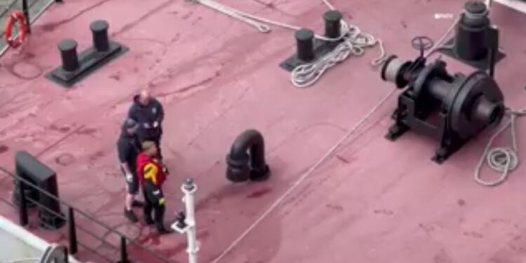 Empleado muere tras explosión en barco de aguas residuales en el río Hudson, Nueva York