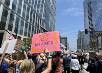 No Kings Day reúne a más de 60,000 manifestantes en San Diego